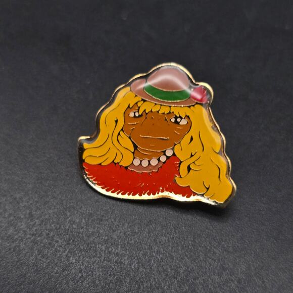 ET in Wig Movie Pin Vintage 1980s Extraterrestrial Pin E.T. - Picture 1 of 6